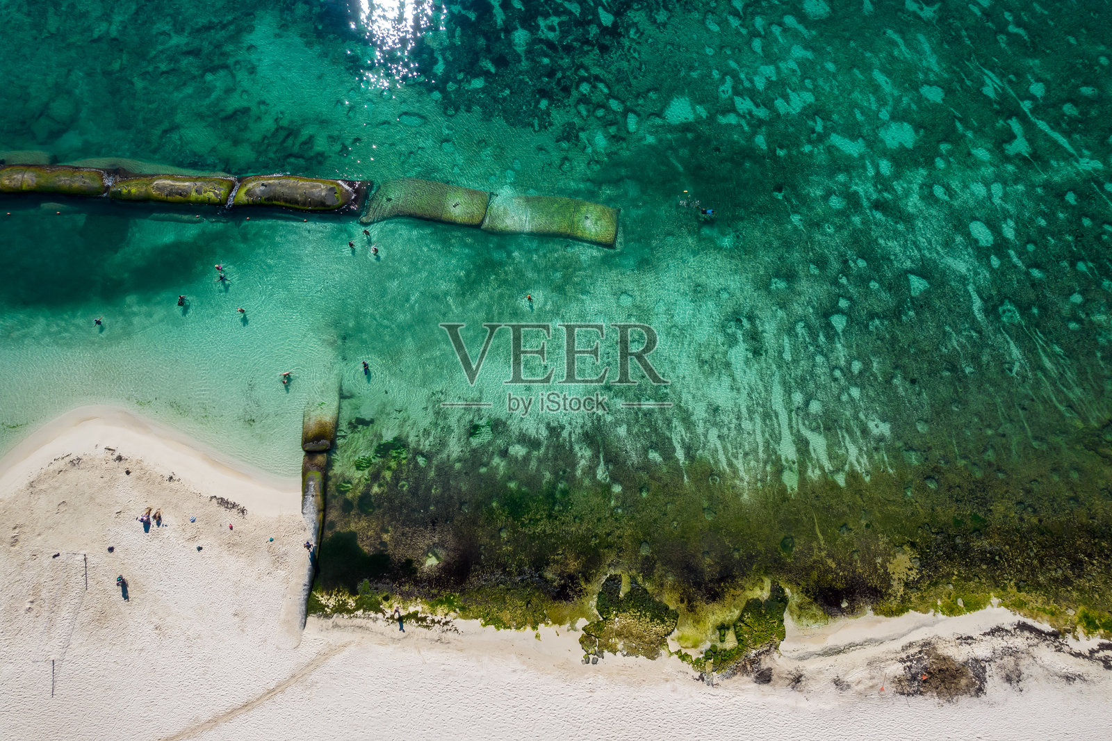 从空中无人机视角拍摄的普拉亚德尔卡曼市 Xcalacoco 海滩，金塔纳罗奥州照片摄影图片