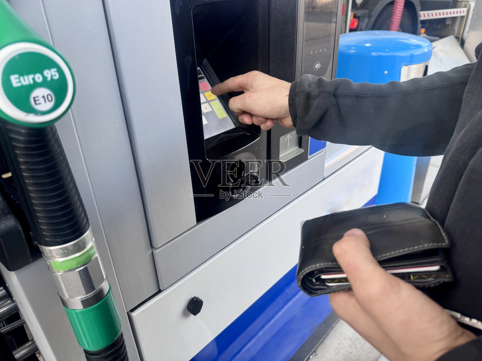 男士在加油站支付燃油费照片摄影图片