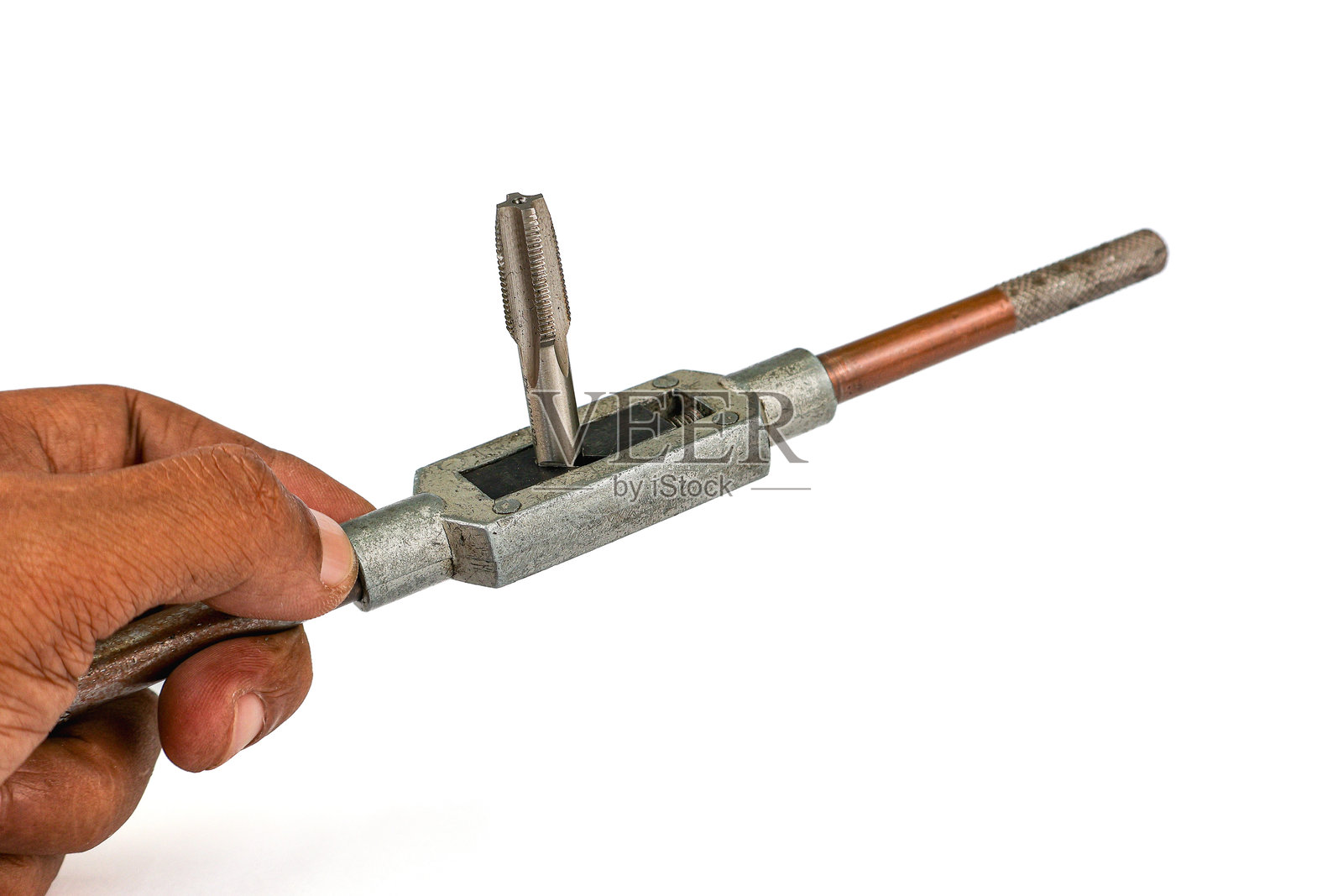 一只手握着套筒扳手，扳手上插着一个丝锥照片摄影图片