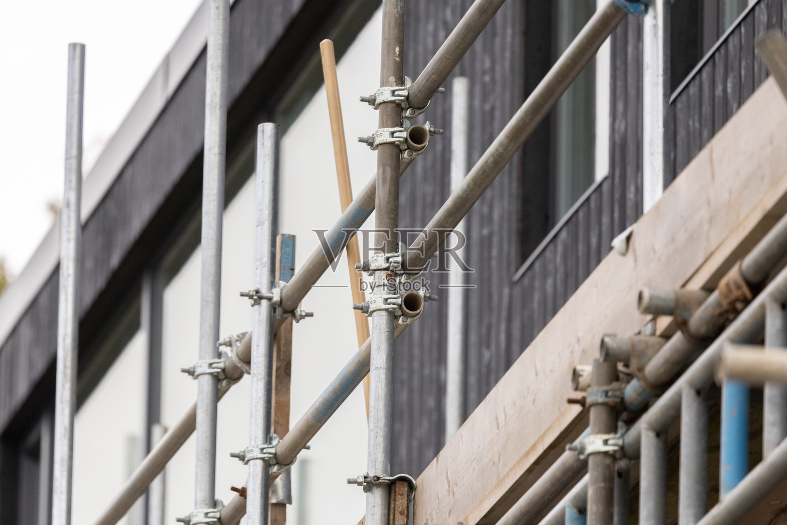 新建住宅楼的脚手架 - 住宅楼升级改造 - 建筑行业照片摄影图片