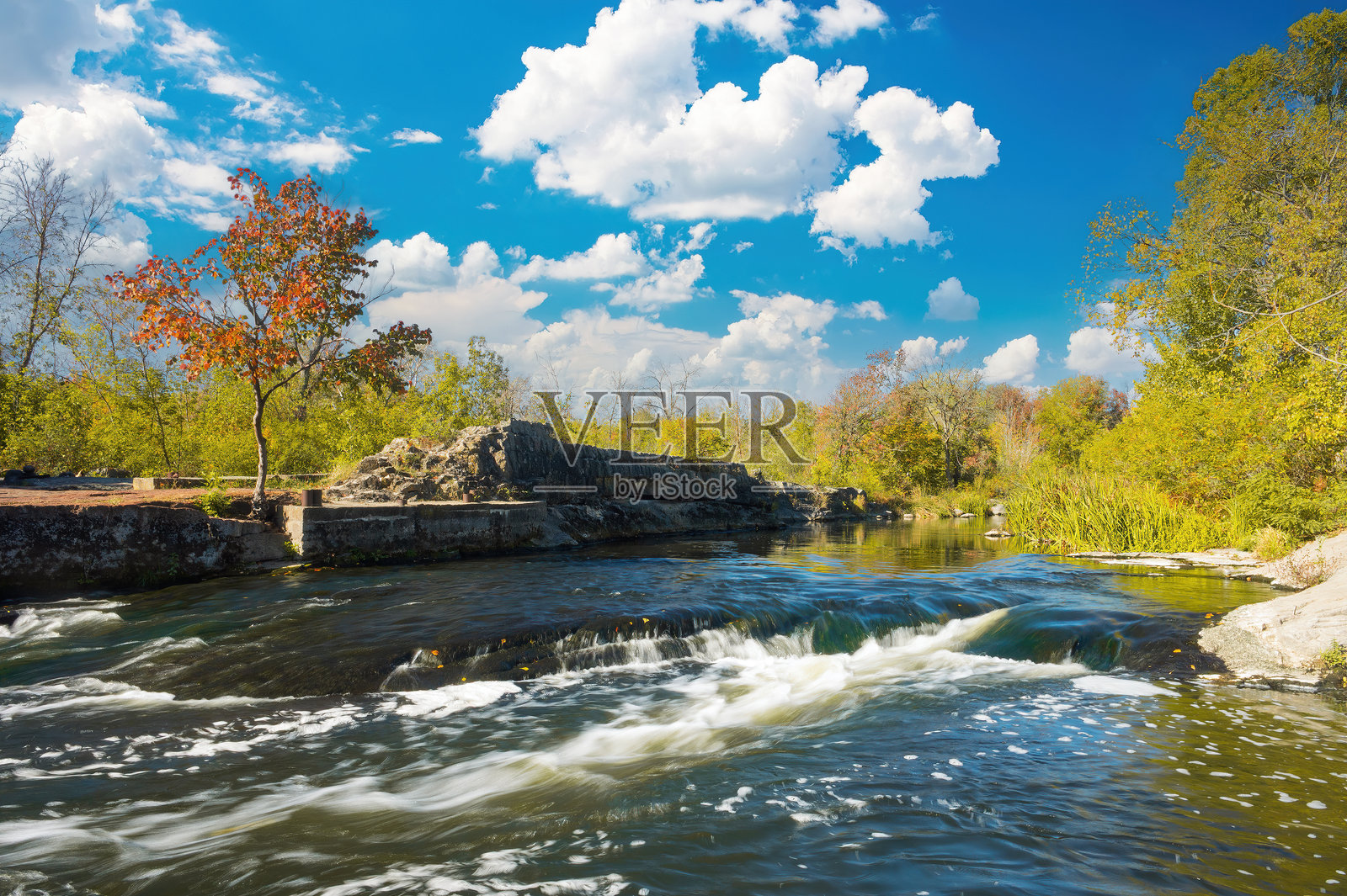 秋季乌克兰，罗斯河在岩石上奔腾而下照片摄影图片