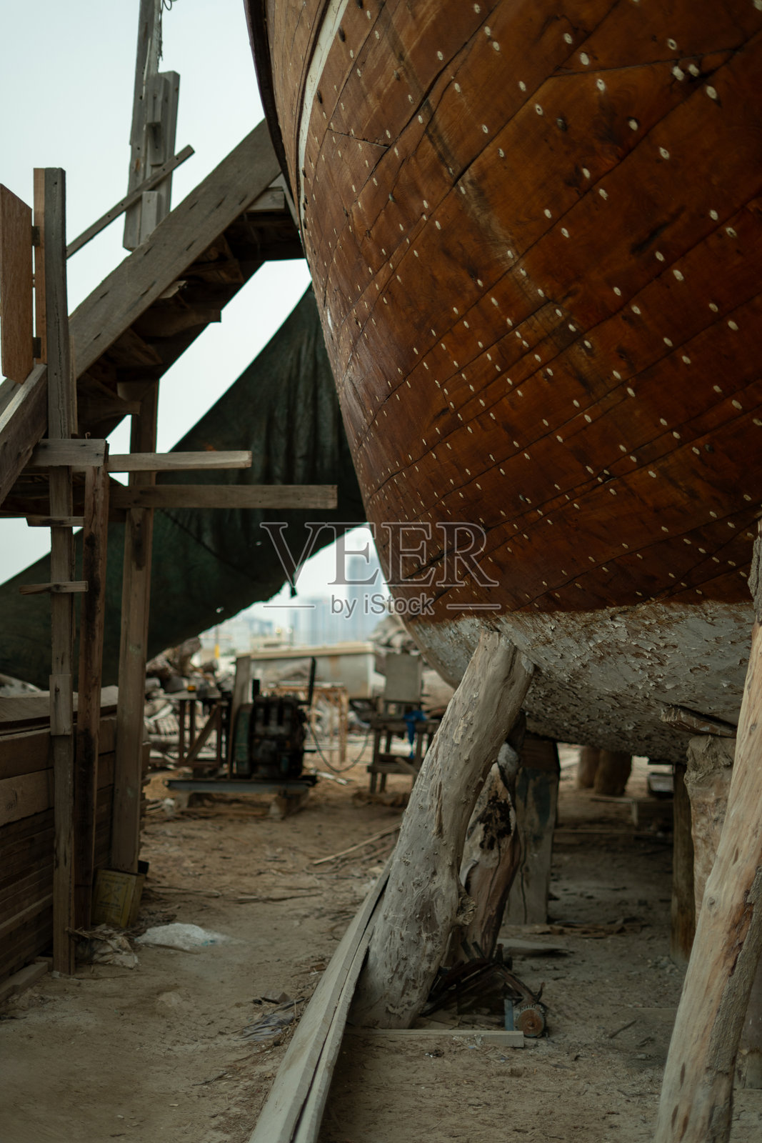 正在维修的木船照片摄影图片