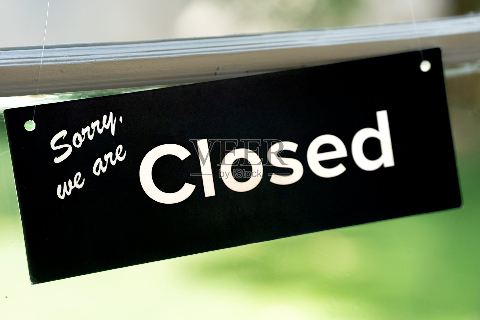 挂在窗户上的黑色“暂停营业”标志照片摄影图片