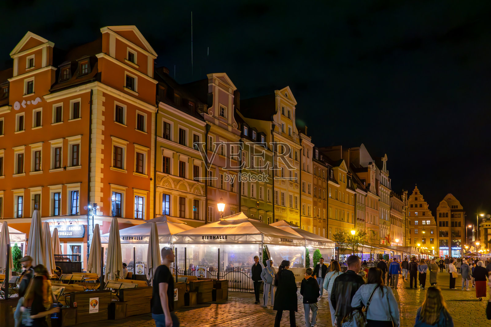 夜幕下的弗罗茨瓦夫市场广场的公寓楼和餐厅露台照片摄影图片