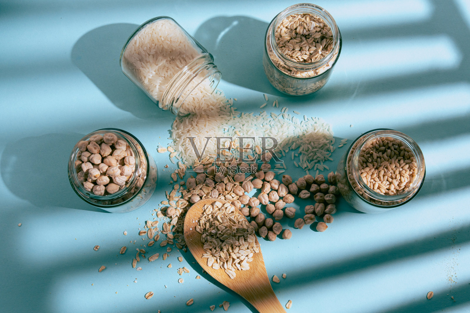 罐装的有机谷物和种子合集，非常适合代表家庭烹饪、素食饮食和天然产品。照片摄影图片