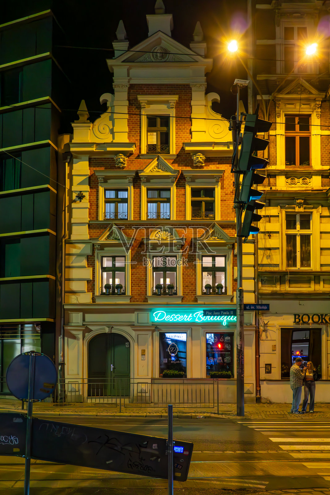 弗罗茨瓦夫圣尼古拉街 – 夜晚，带有甜品店霓虹灯的联排别墅照片摄影图片