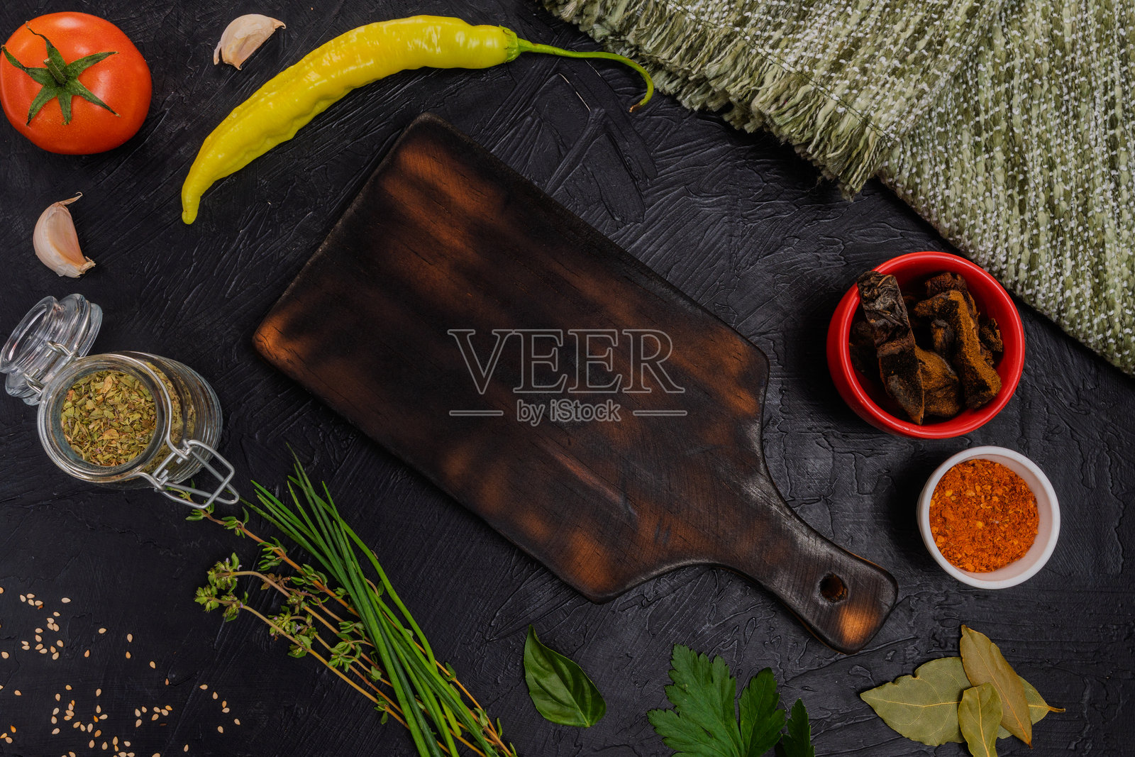 深色砧板上的香料和新鲜食材，俯视平面图照片摄影图片