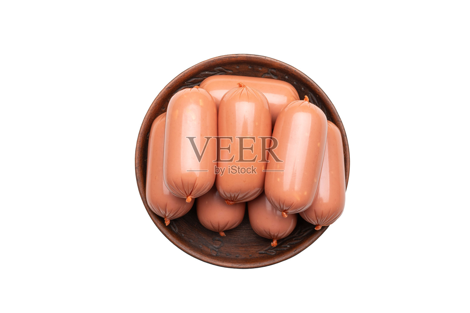 木碗里的香肠堆放在白色背景上照片摄影图片