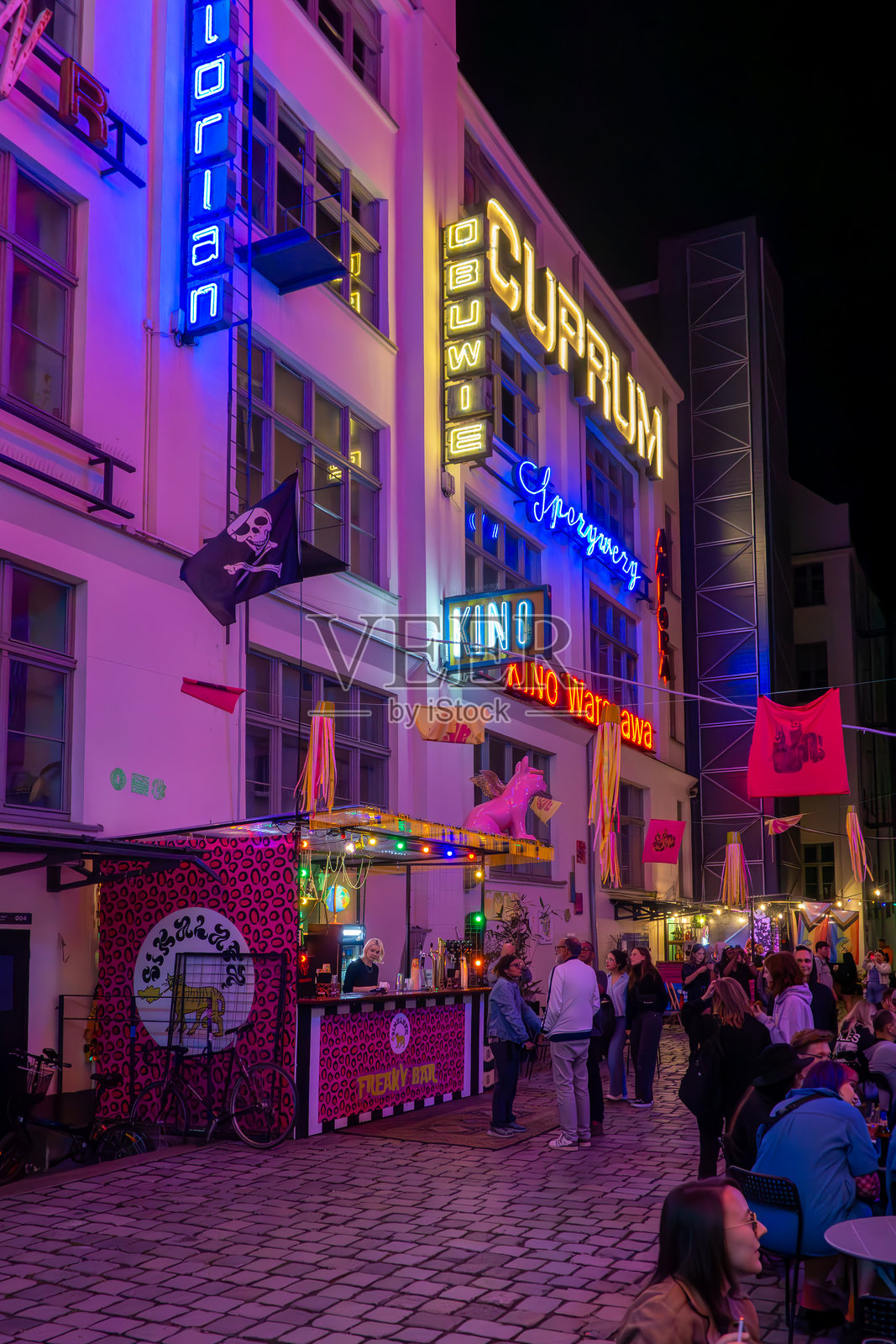 夜幕下的弗罗茨瓦夫鲁斯卡46号，霓虹侧廊画廊，挂满历史感的霓虹灯招牌，设有户外酒吧。照片摄影图片