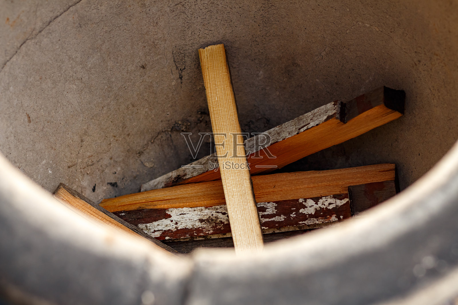 传统的户外陶土坦都尔烤炉，由耐火砖制成的仿古陶瓷街头炉灶，饰有图案照片摄影图片