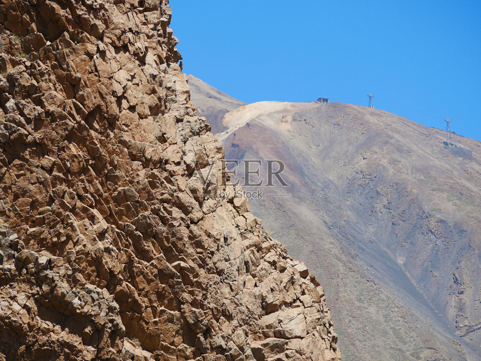 Teide火山背景下的清晰蓝天下的岩石悬崖和贫瘠山脉，特内里费岛照片摄影图片