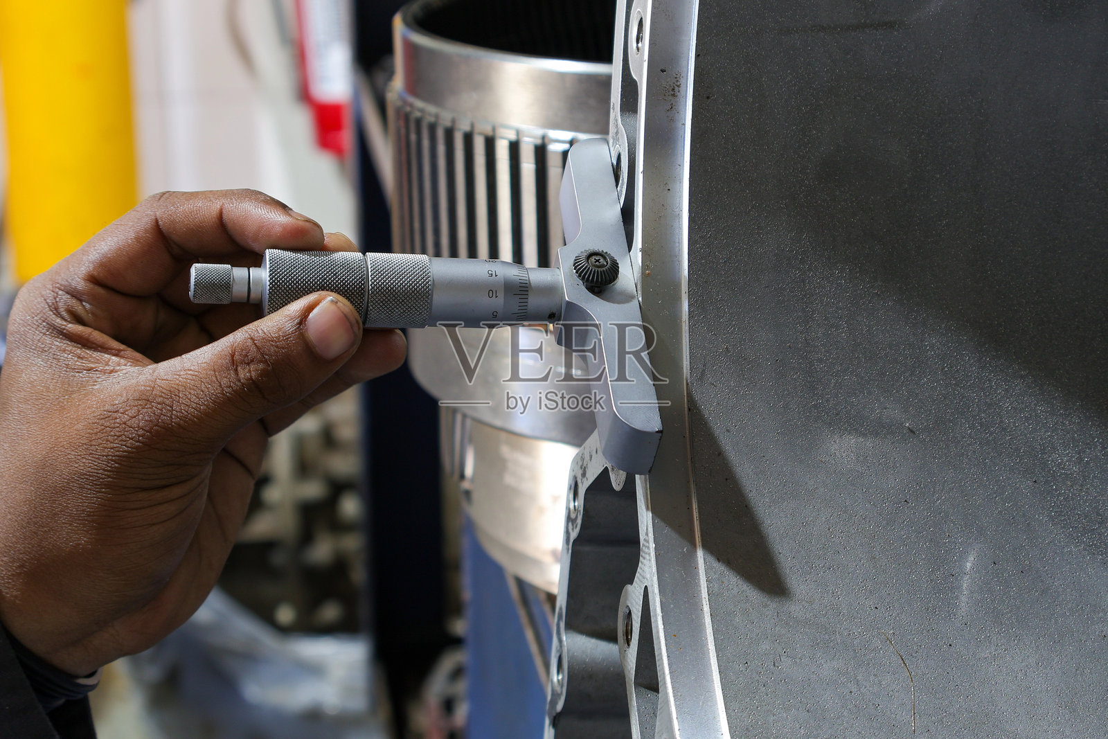 一个人用深度千分尺的手照片摄影图片