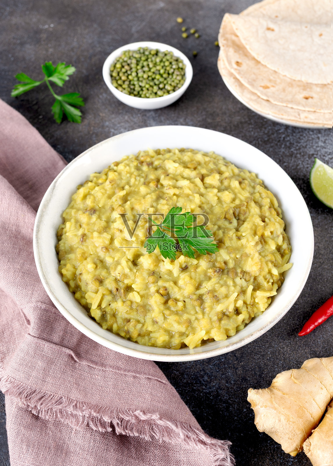 印度 खिच希里配米饭、扁豆和印度薄饼，灰色背景。俯视。阿育吠陀饮食。照片摄影图片