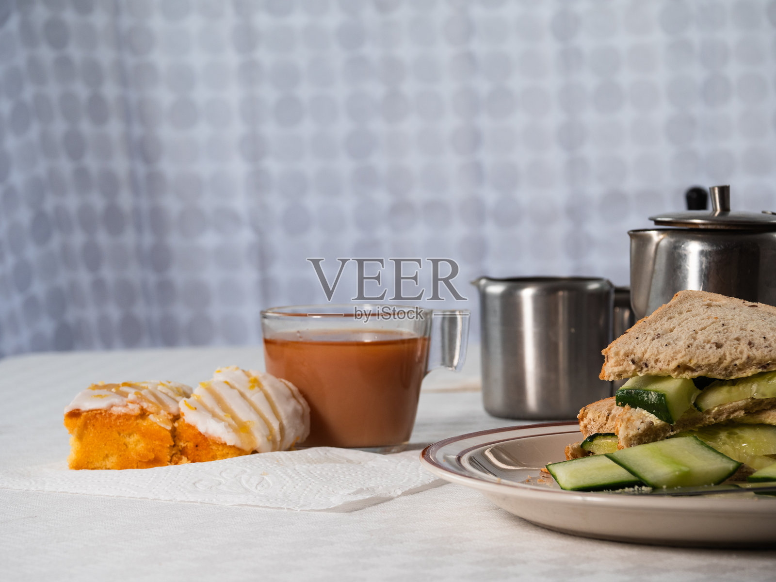 传统的英式茶点，配有蛋糕和黄瓜三明治照片摄影图片