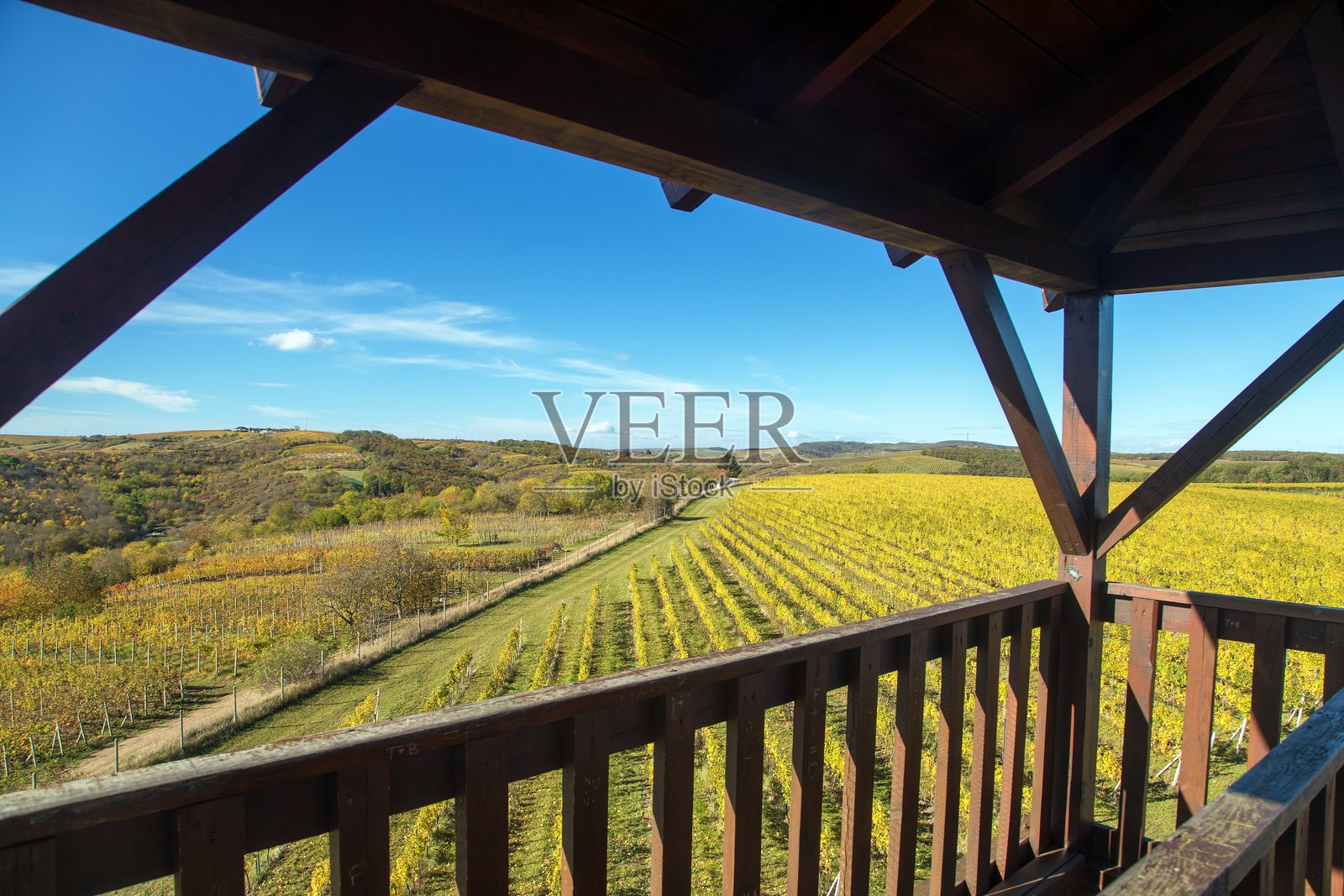 克拉维霍拉瞭望塔和博雷蒂采村的葡萄园照片摄影图片