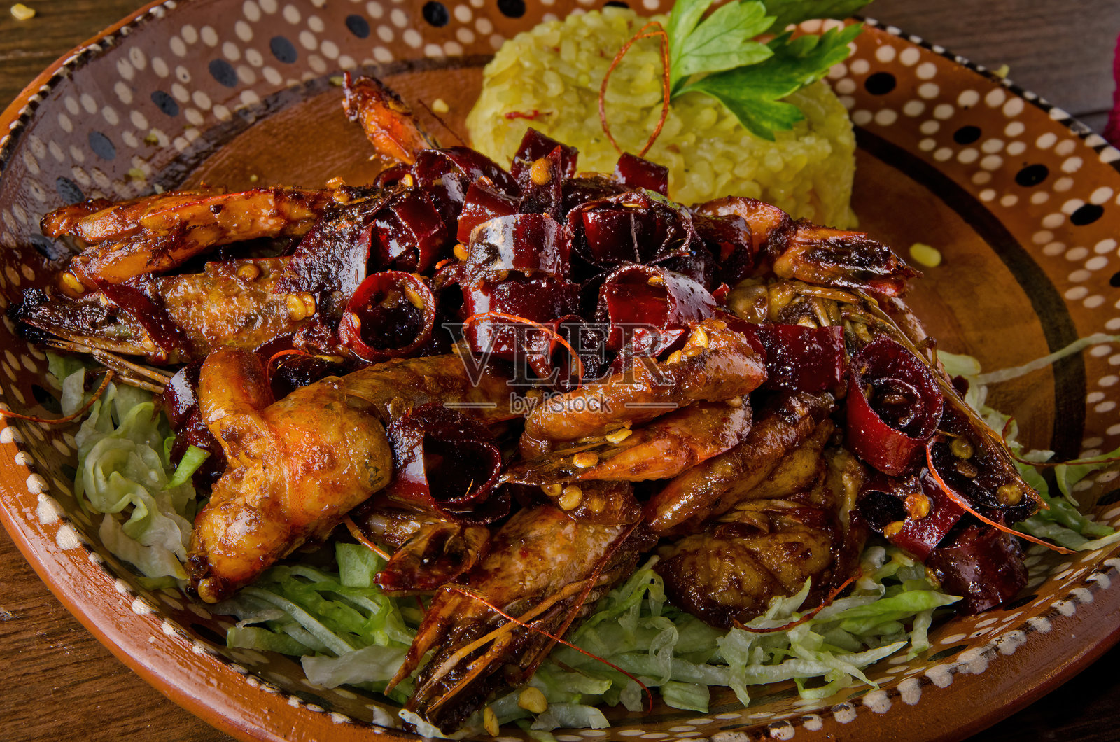 干辣椒制作的辣味墨西哥蒜蓉虾（Camarones a la Diabla）照片摄影图片