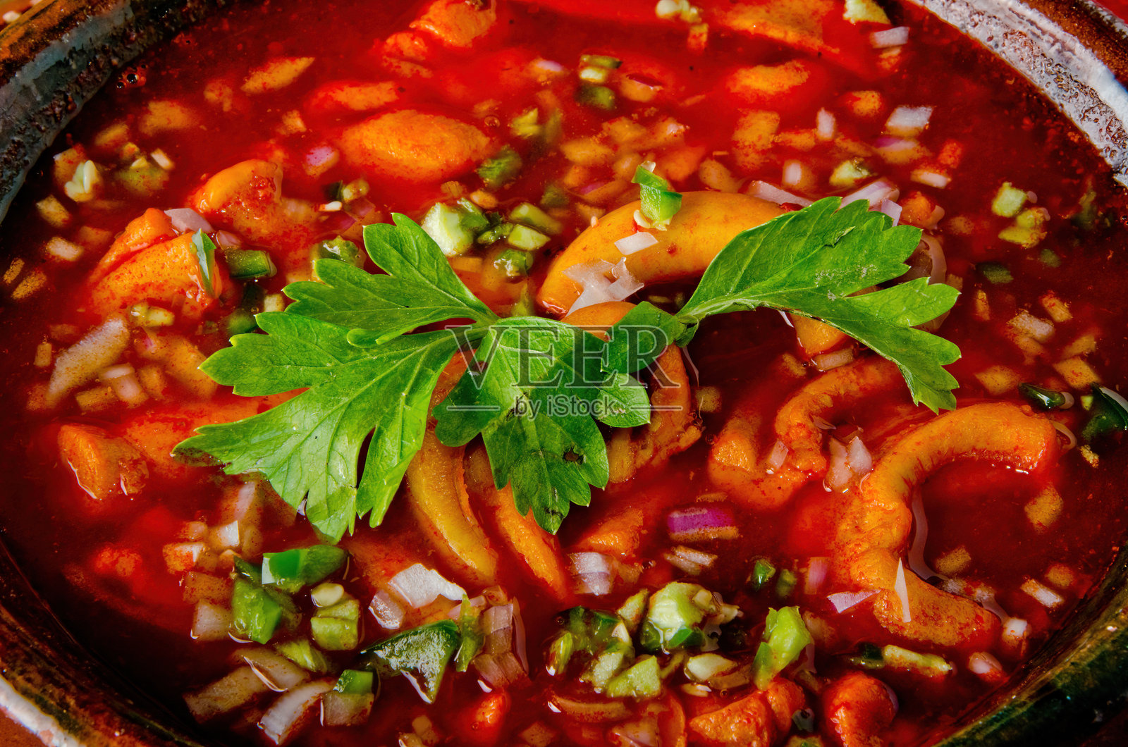 传统墨西哥 menudo 汤（牛肚汤），配新鲜青柠角照片摄影图片