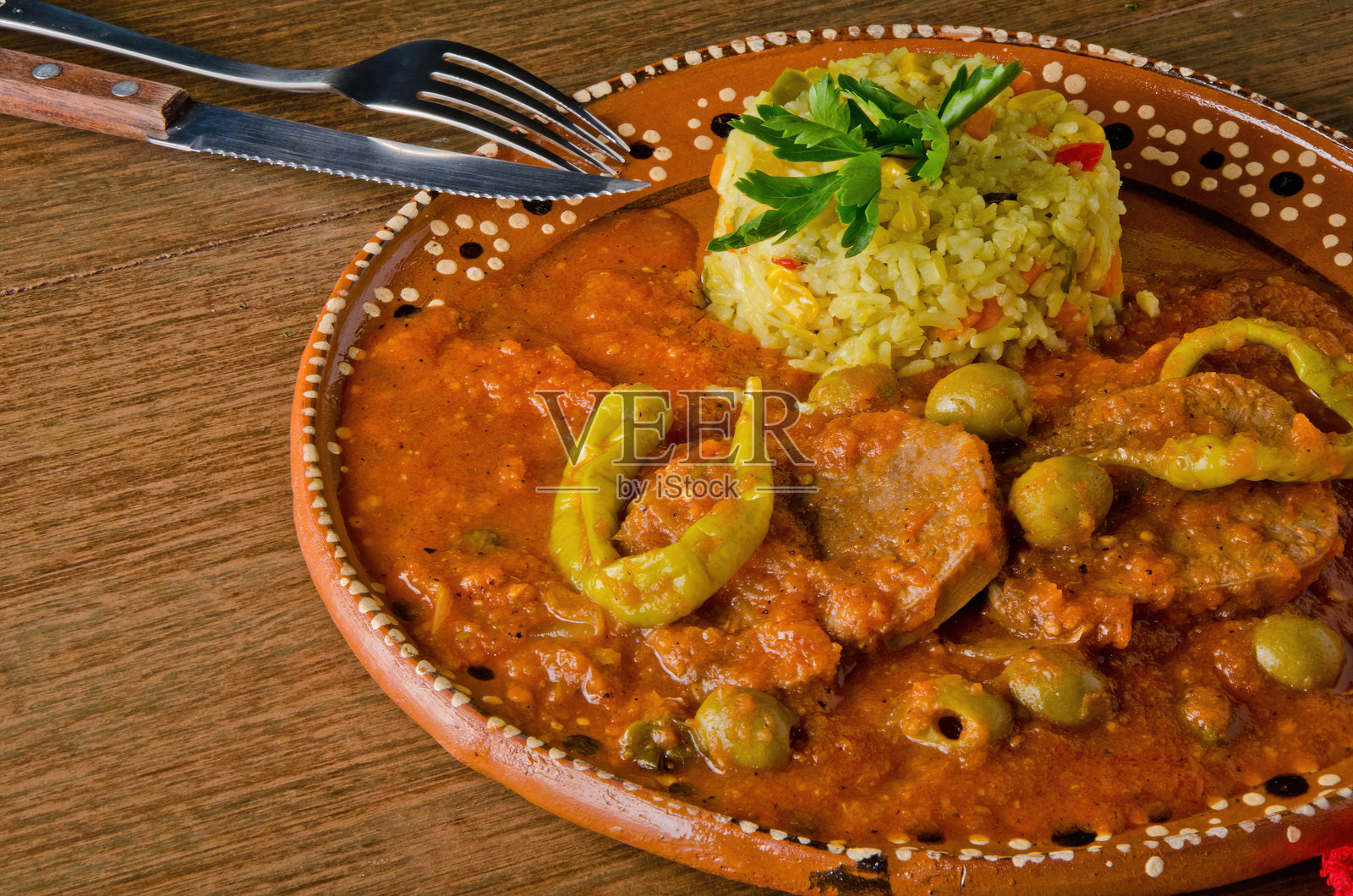 传统墨西哥牛肉炖菜（Guisado de Res）配米饭和橄榄照片摄影图片