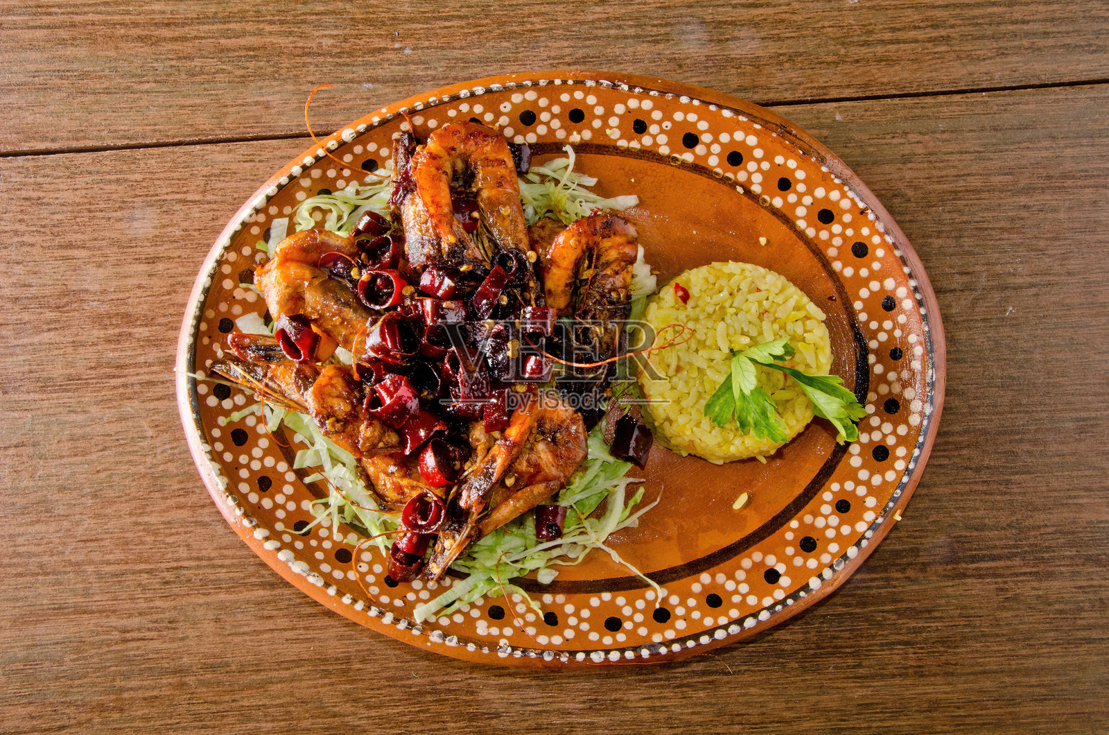 香辣墨西哥蒜蓉虾“Camarones a la Diabla”配干辣椒照片摄影图片