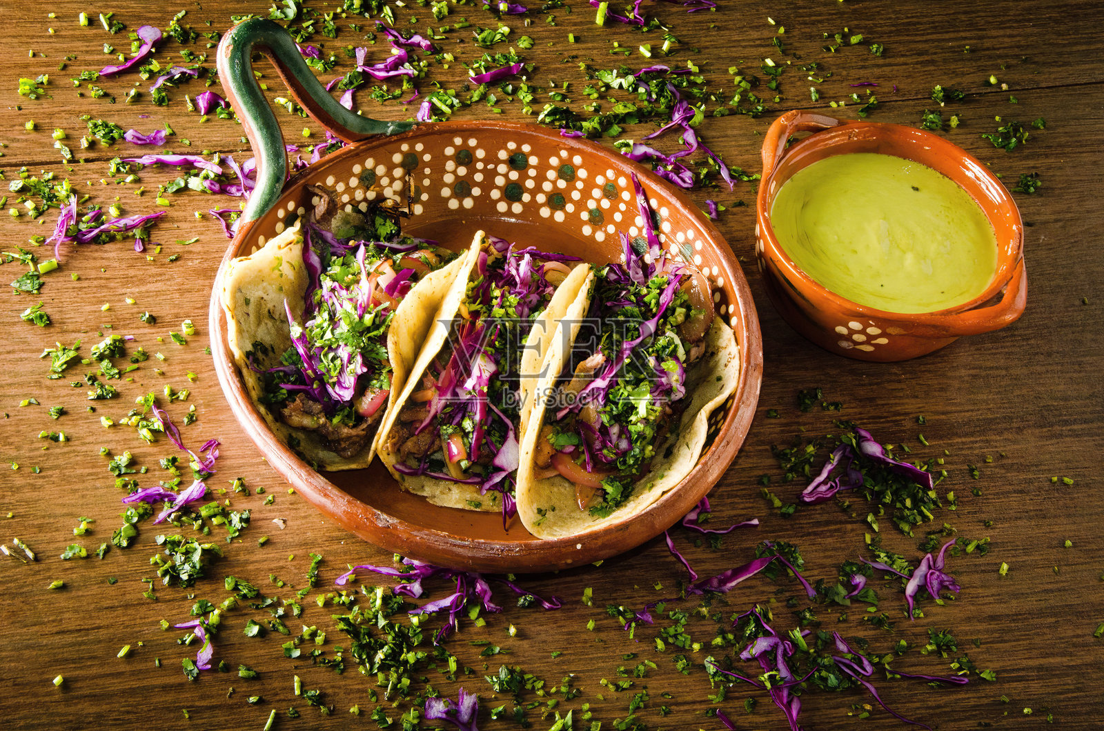 陶土锅里的正宗墨西哥烤牛排玉米饼（Tacos de Bistec）照片摄影图片