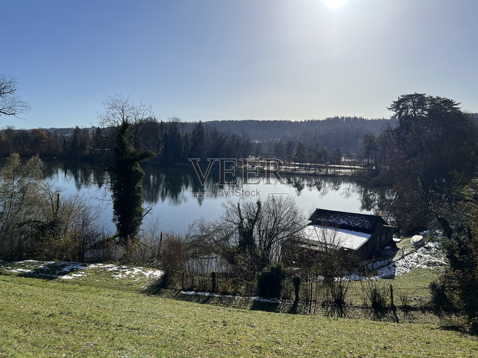 瑞士苏黎世州雷根斯多夫的卡特森湖（Katzenseen lakes）的深秋氛围照片摄影图片