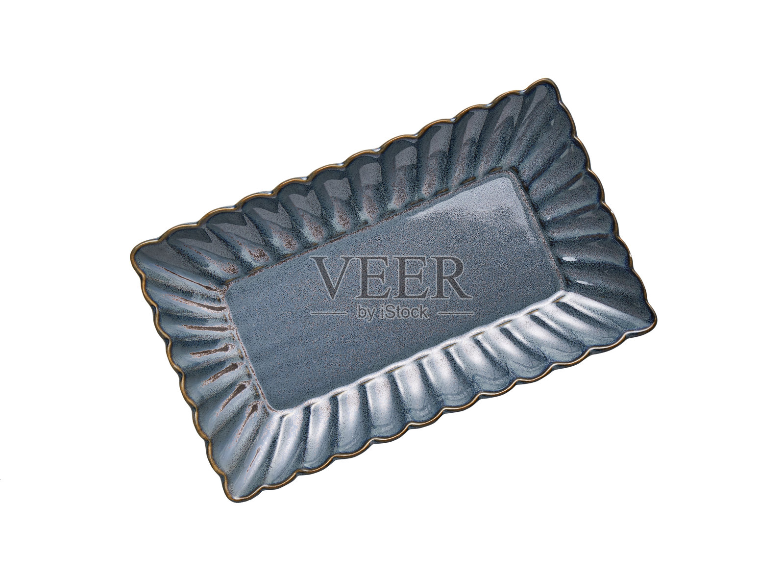 带有装饰边缘的矩形蓝色陶瓷盘，白色背景上带剪裁路径，孤立照片摄影图片