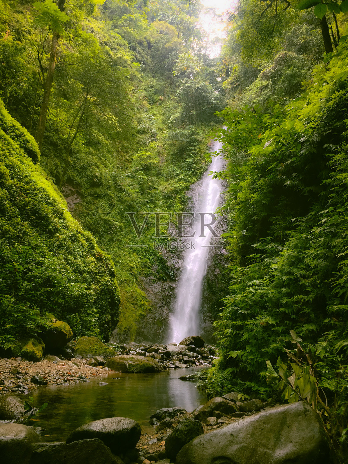 印度尼西亚婆罗洲热带雨林马塔里山脉的曼丁曼加潘瀑布照片摄影图片