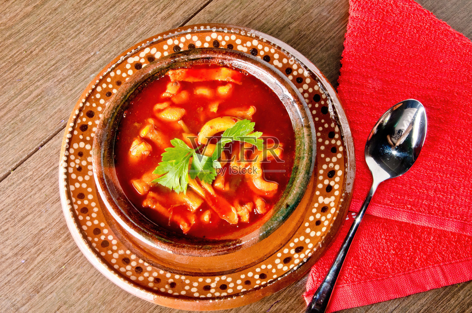 传统墨西哥 menudo 汤（牛肚汤），配新鲜青柠角照片摄影图片