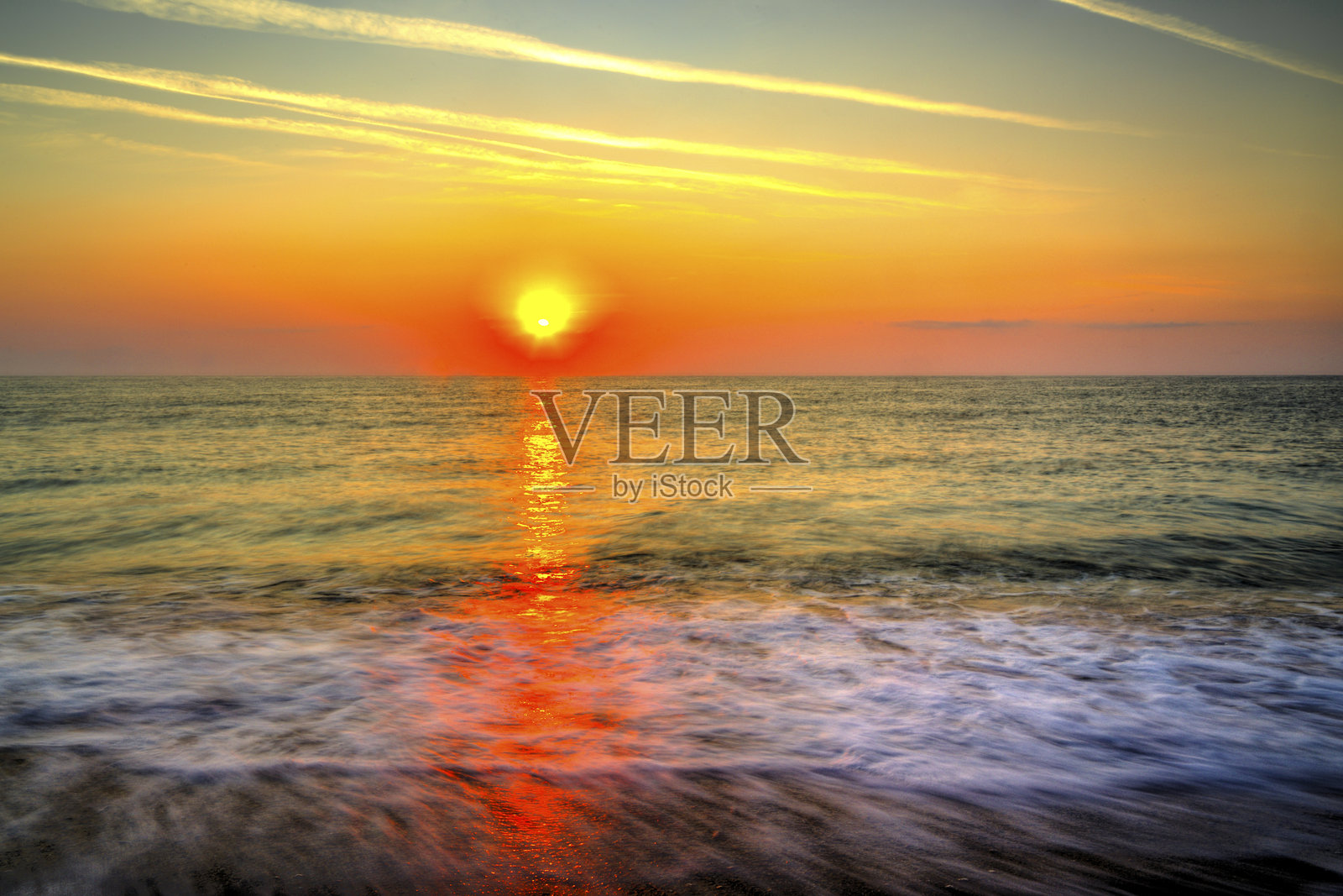 海滩上美丽的日出照片摄影图片