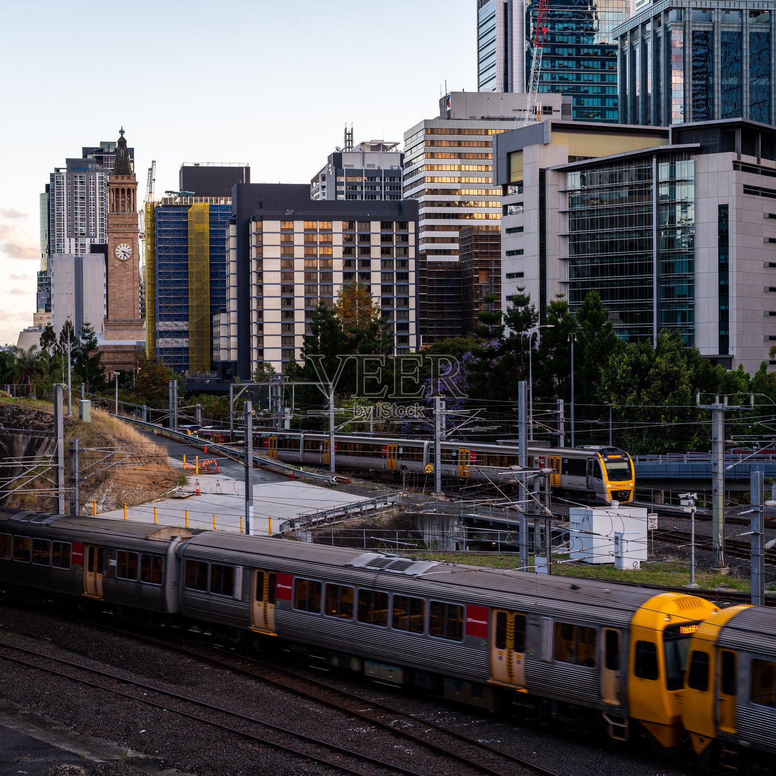 布里斯班城市火车与天际线照片摄影图片