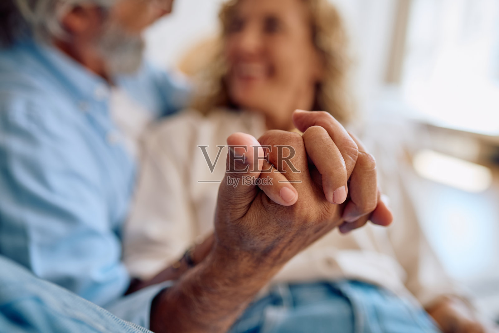 恩爱承诺的老年夫妇手牵手照片摄影图片