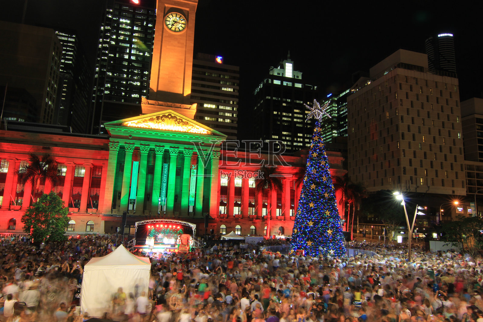 夜幕下的布里斯班市政厅,装饰着圣诞灯饰照片摄影图片