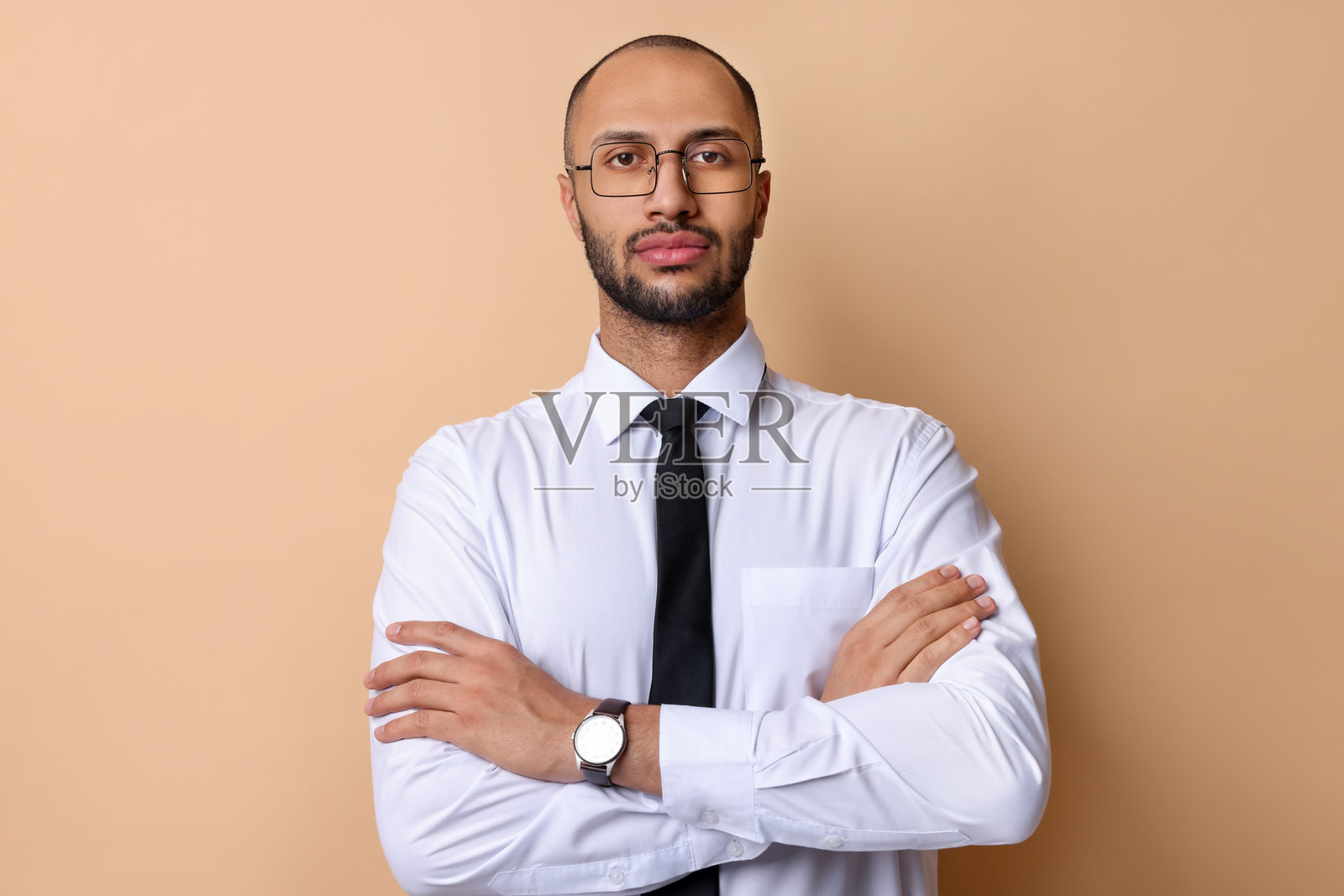 戴眼镜的商人的肖像，背景为米色照片摄影图片