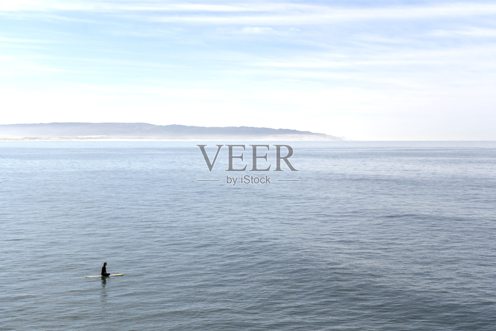 加利福尼亚州皮斯莫海滩，冲浪者独自在平静的海面上等待照片摄影图片