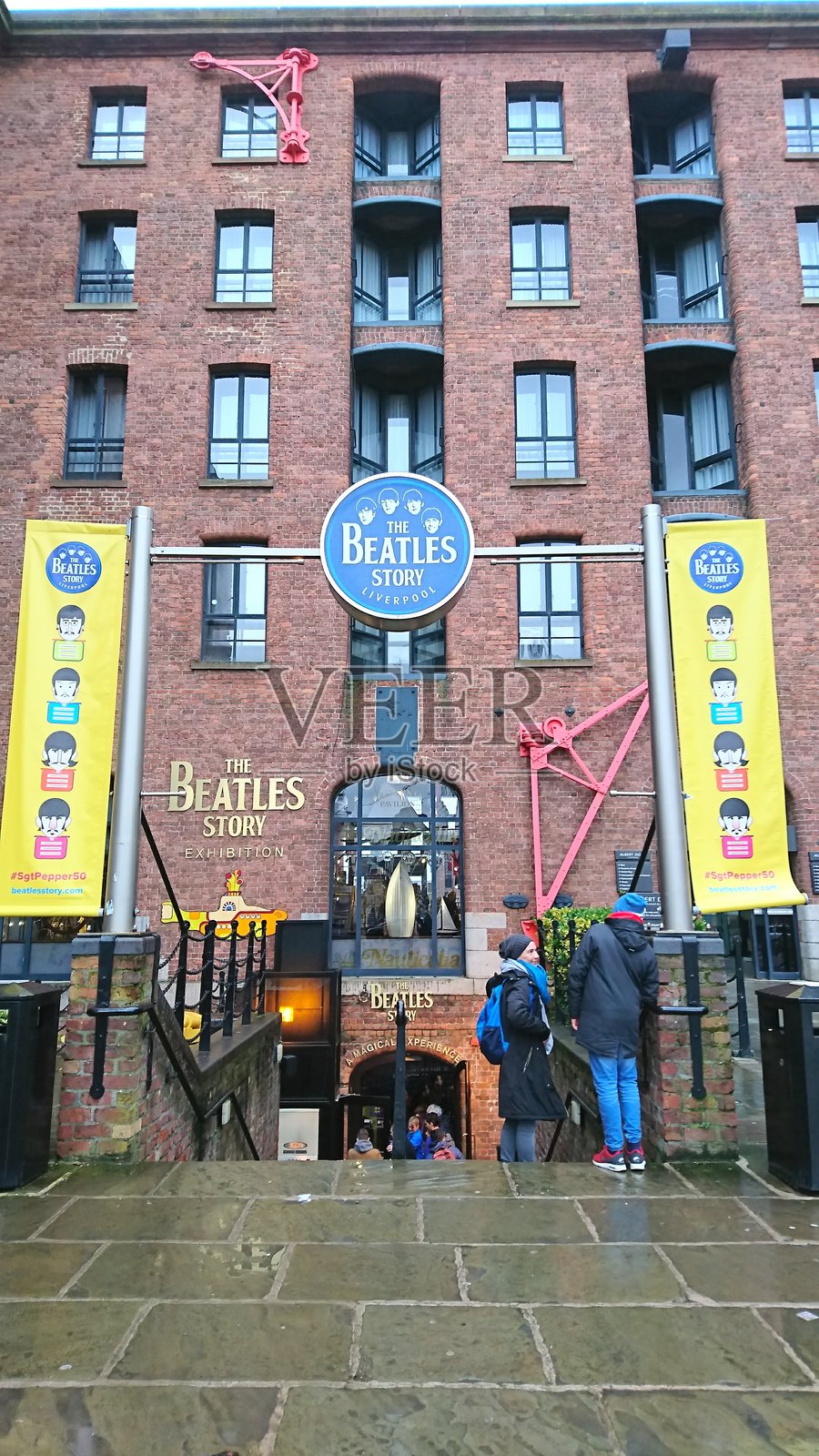利物浦皇家阿尔伯特码头披头士故事博物馆入口处的游客照片摄影图片