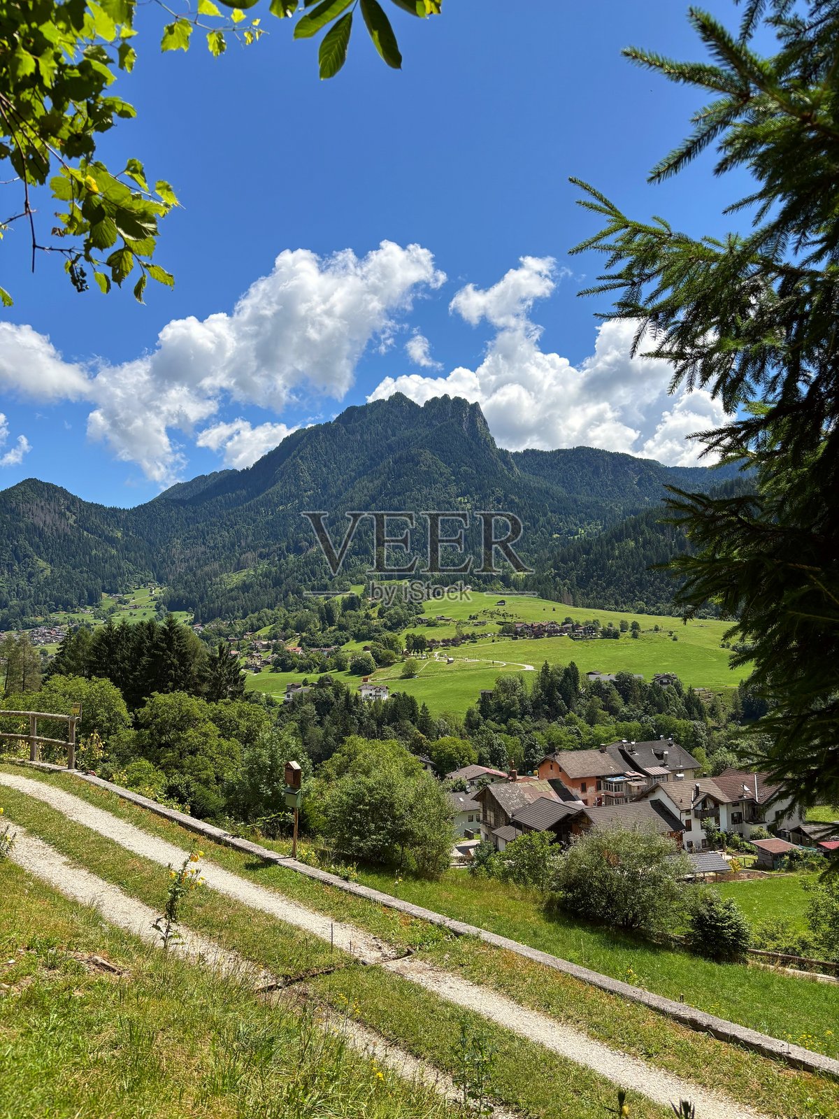 阳光明媚的日子里的山村照片摄影图片