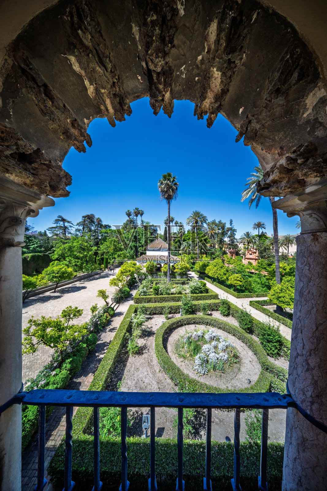 从格鲁特斯科画廊看到的宁静的阿尔卡萨尔花园景观照片摄影图片