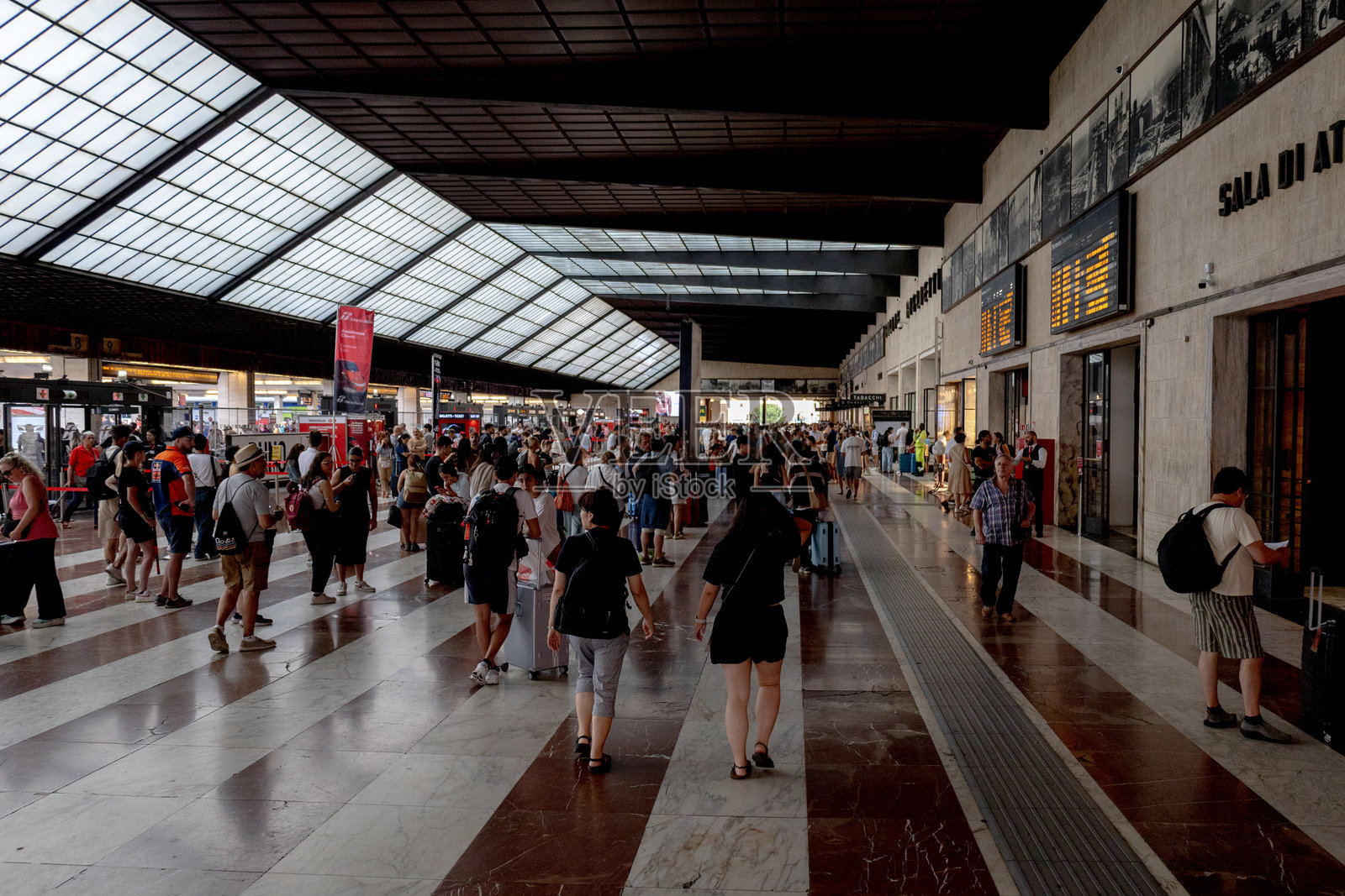 佛罗伦萨圣母玛利亚诺维拉车站的旅客照片摄影图片