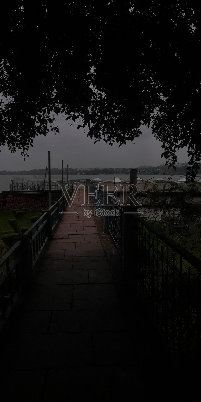 傍晚的湖景照片摄影图片