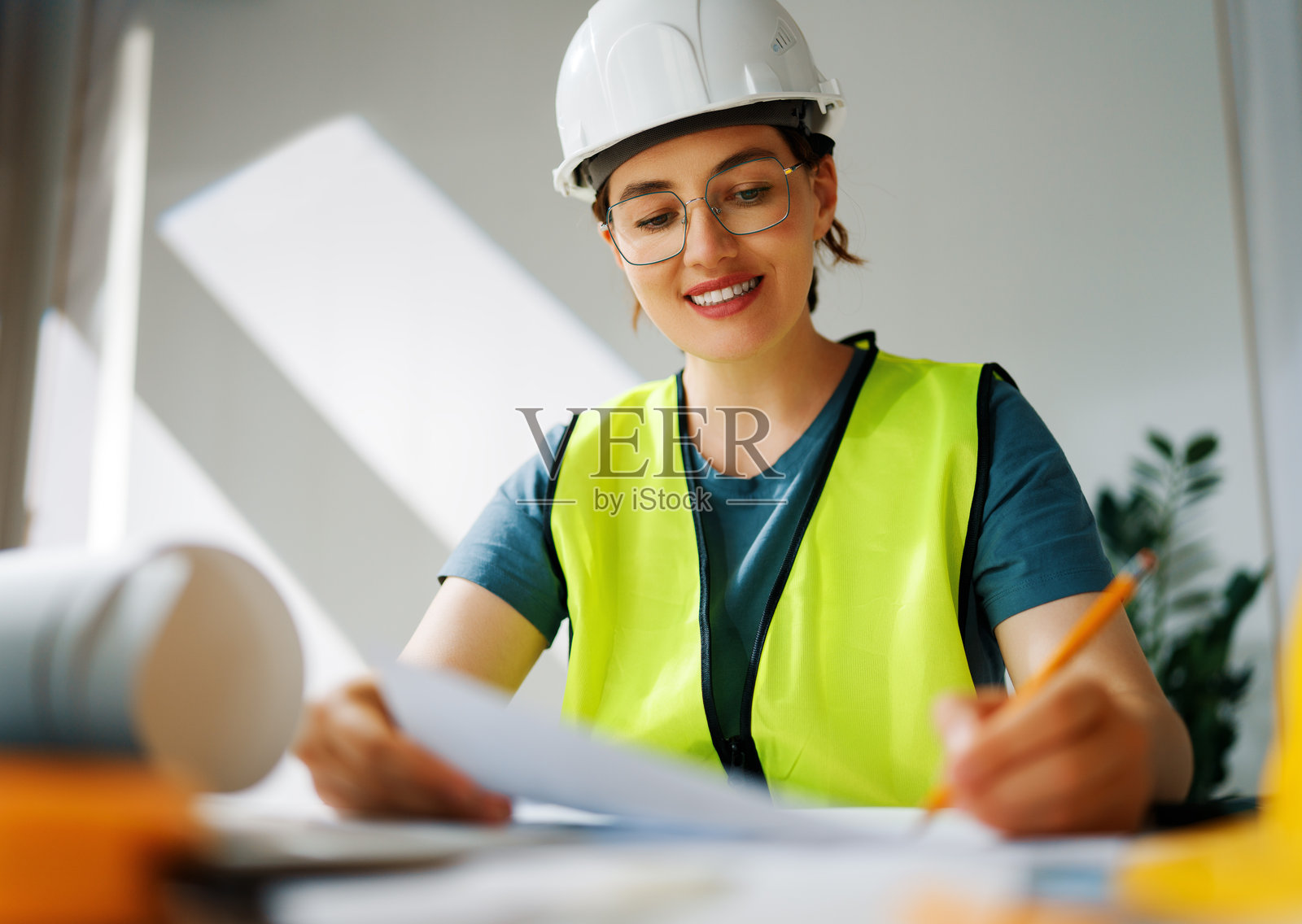 女建筑师正在规划图纸上工作照片摄影图片