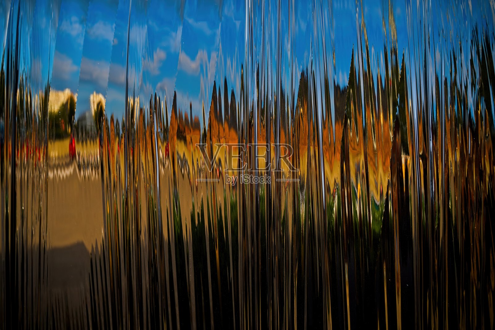 黑色聚乙烯薄膜上的反射，带有多彩的失真和抽象的垂直图案，光影交错的艺术背景。照片摄影图片