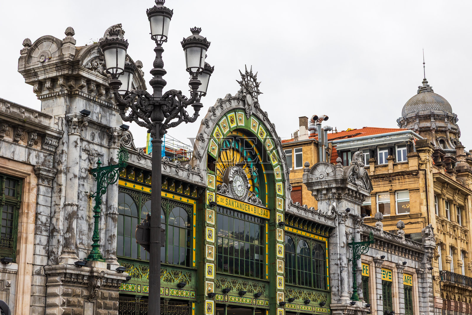 毕尔巴鄂-康科迪亚火车站的历史外观，新艺术风格现代主义的瑰宝照片摄影图片