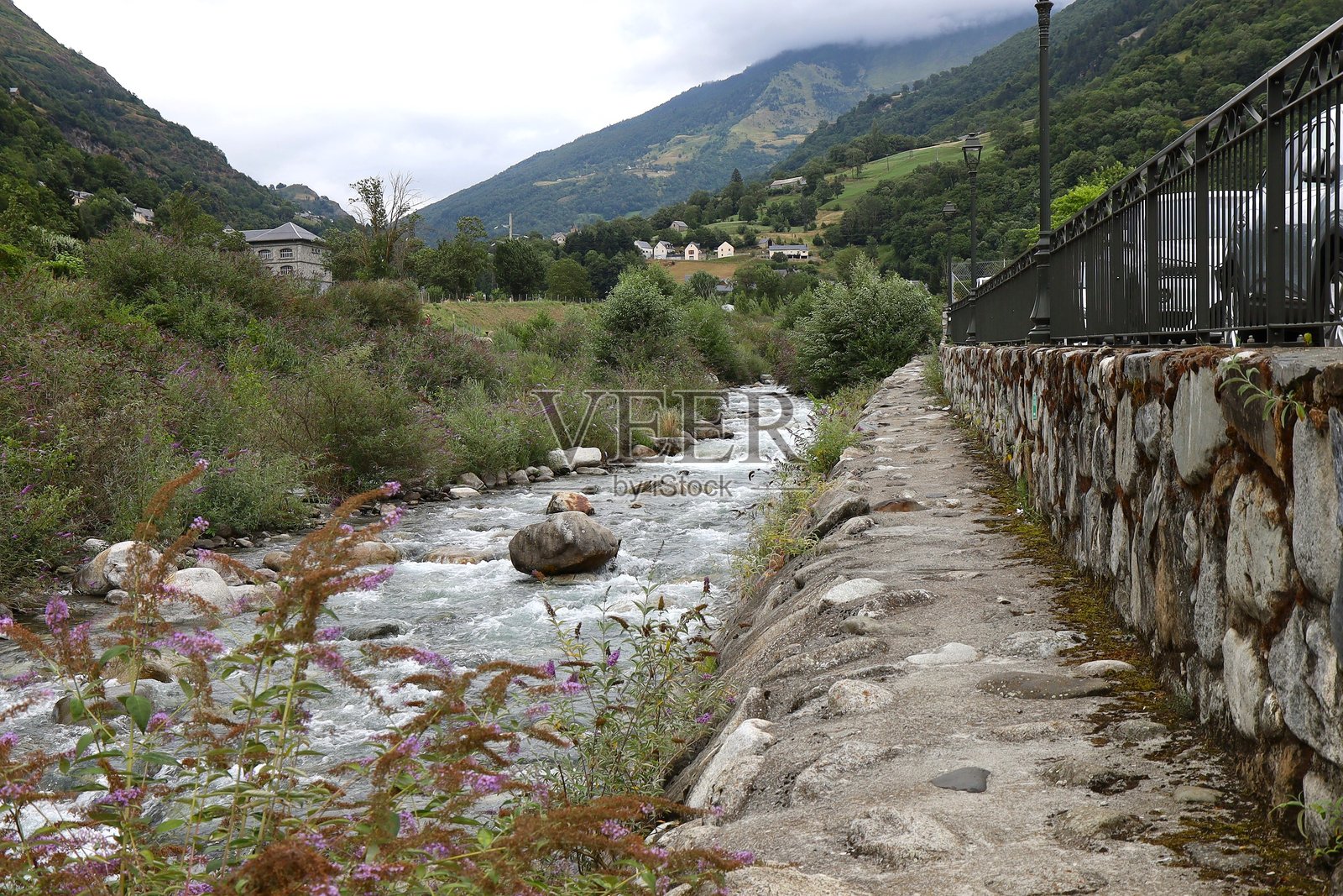 Luz Saint Sauveur - Gave de Pau 山谷照片摄影图片