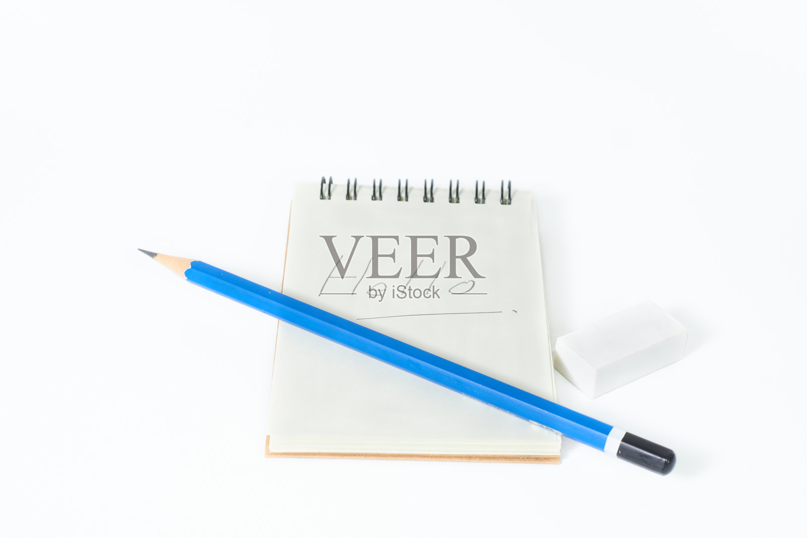 铅笔手写“你好”一词在活页笔记本上，一个简单的沟通概念。照片摄影图片