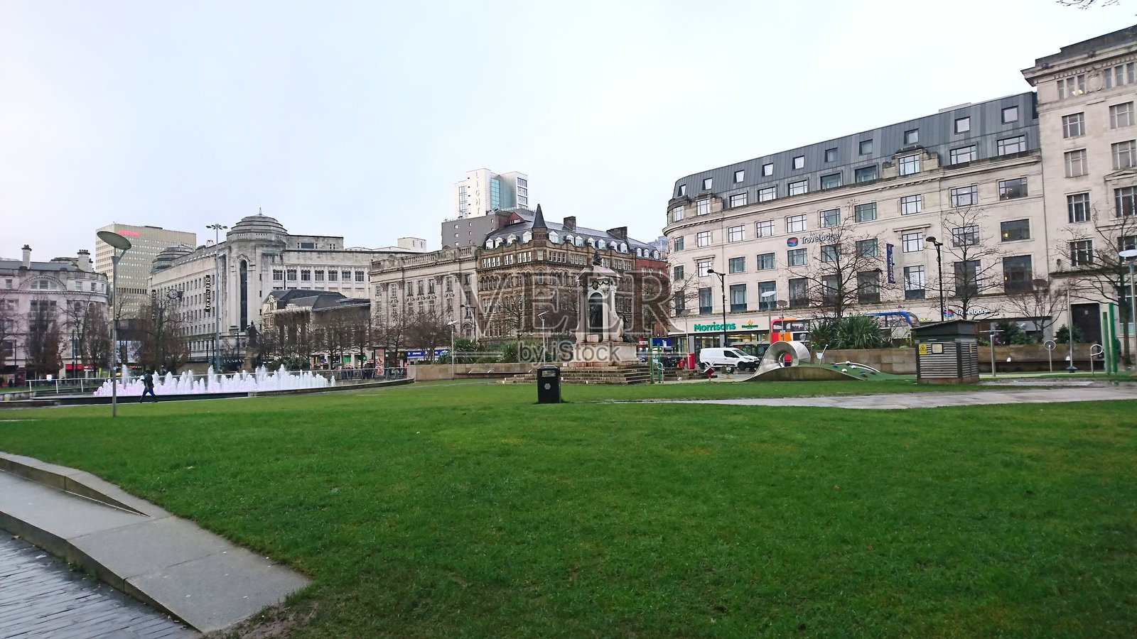 曼彻斯特市中心的皮卡迪利花园广场，有喷泉和周围的城市景观照片摄影图片