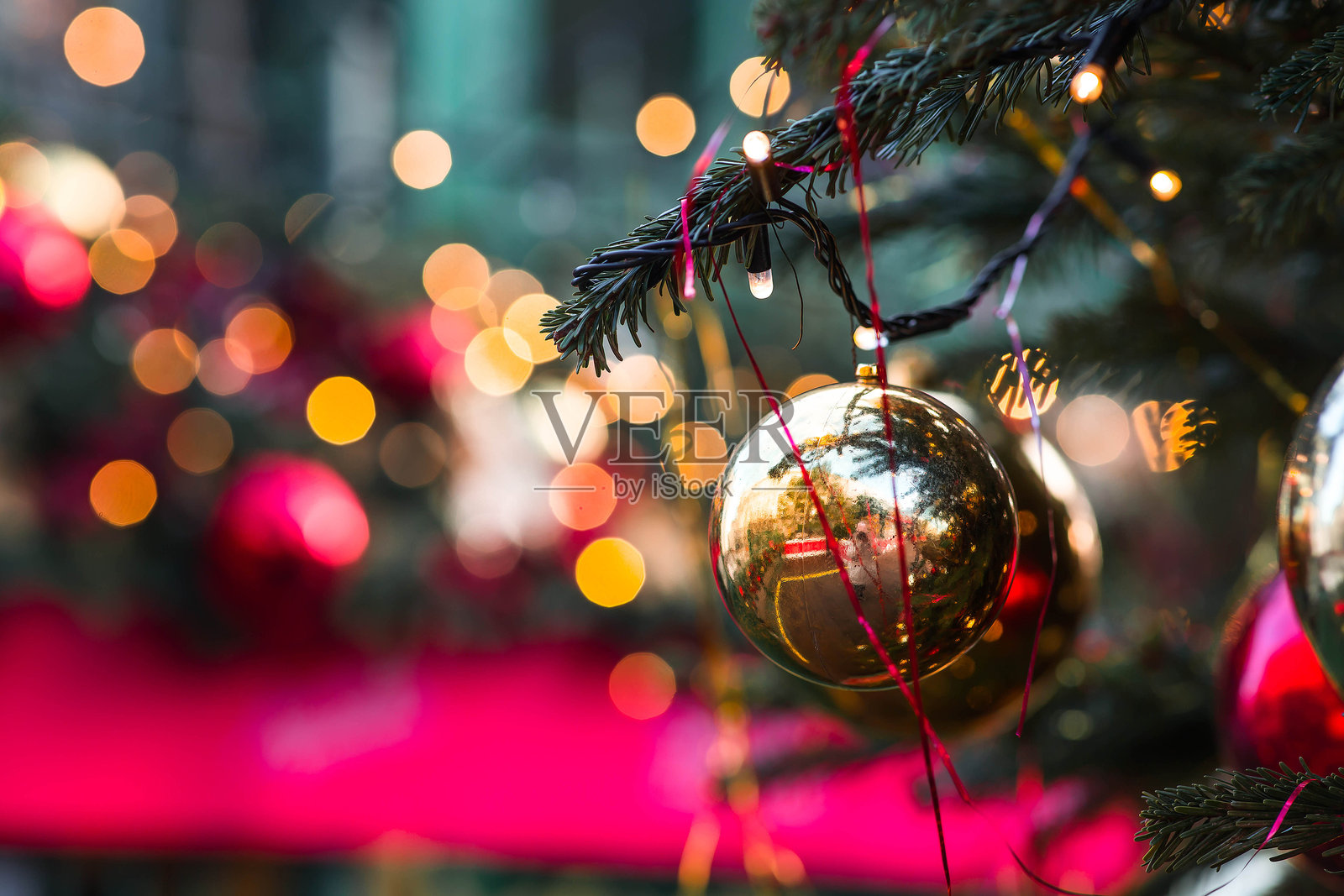 精美的圣诞背景。圣诞树上挂着传统红色的节日玩具。准备和装饰新年的概念。2026新年贺卡。照片摄影图片