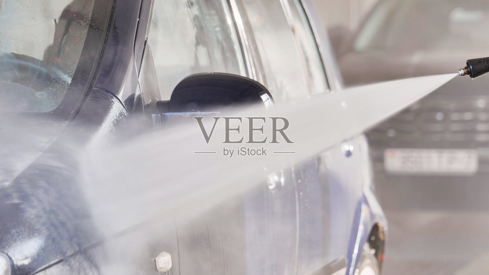 高压水枪清洗洗车场的汽车照片摄影图片