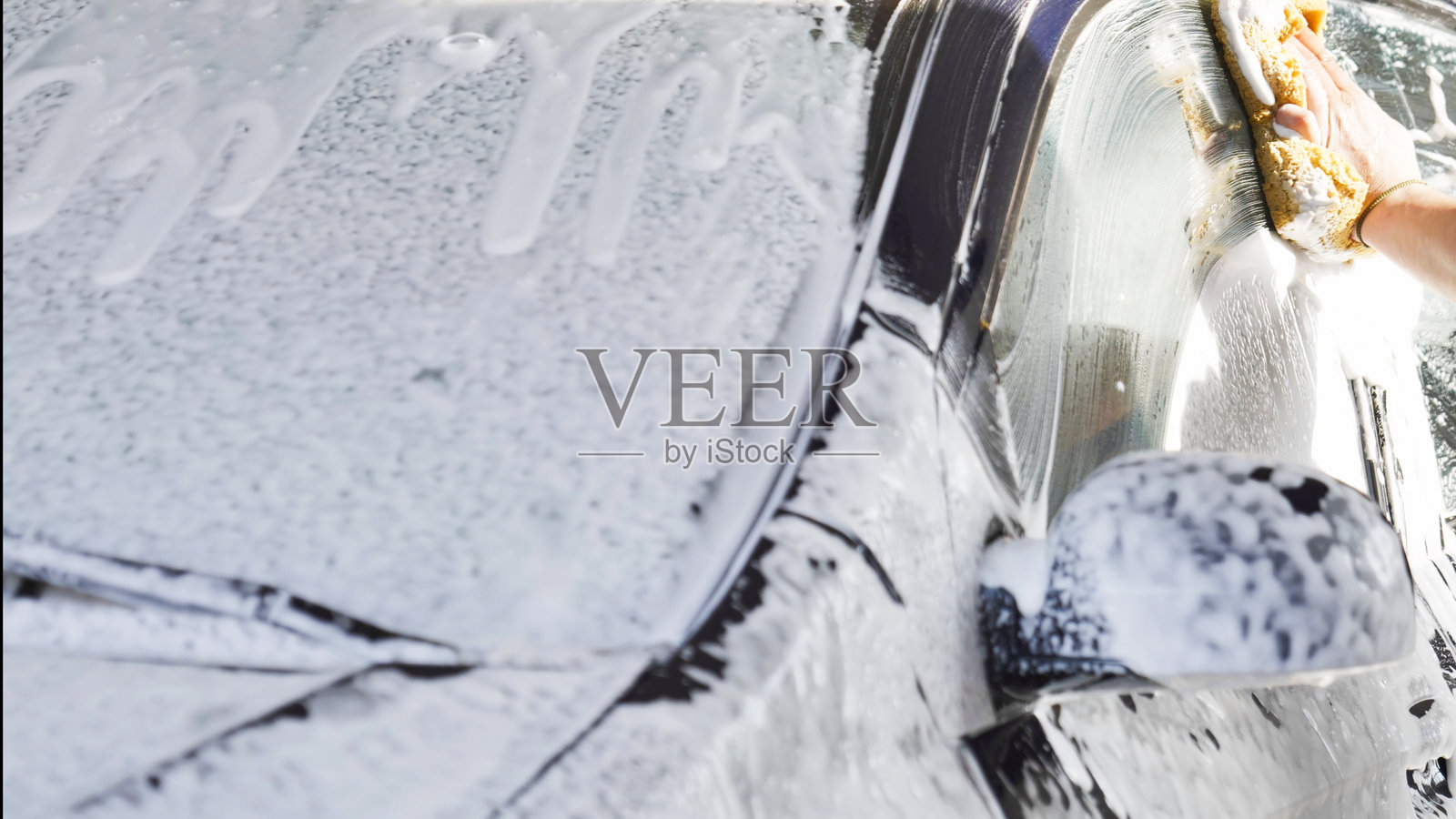 洗车工人正在用海绵和肥皂清洗车辆照片摄影图片