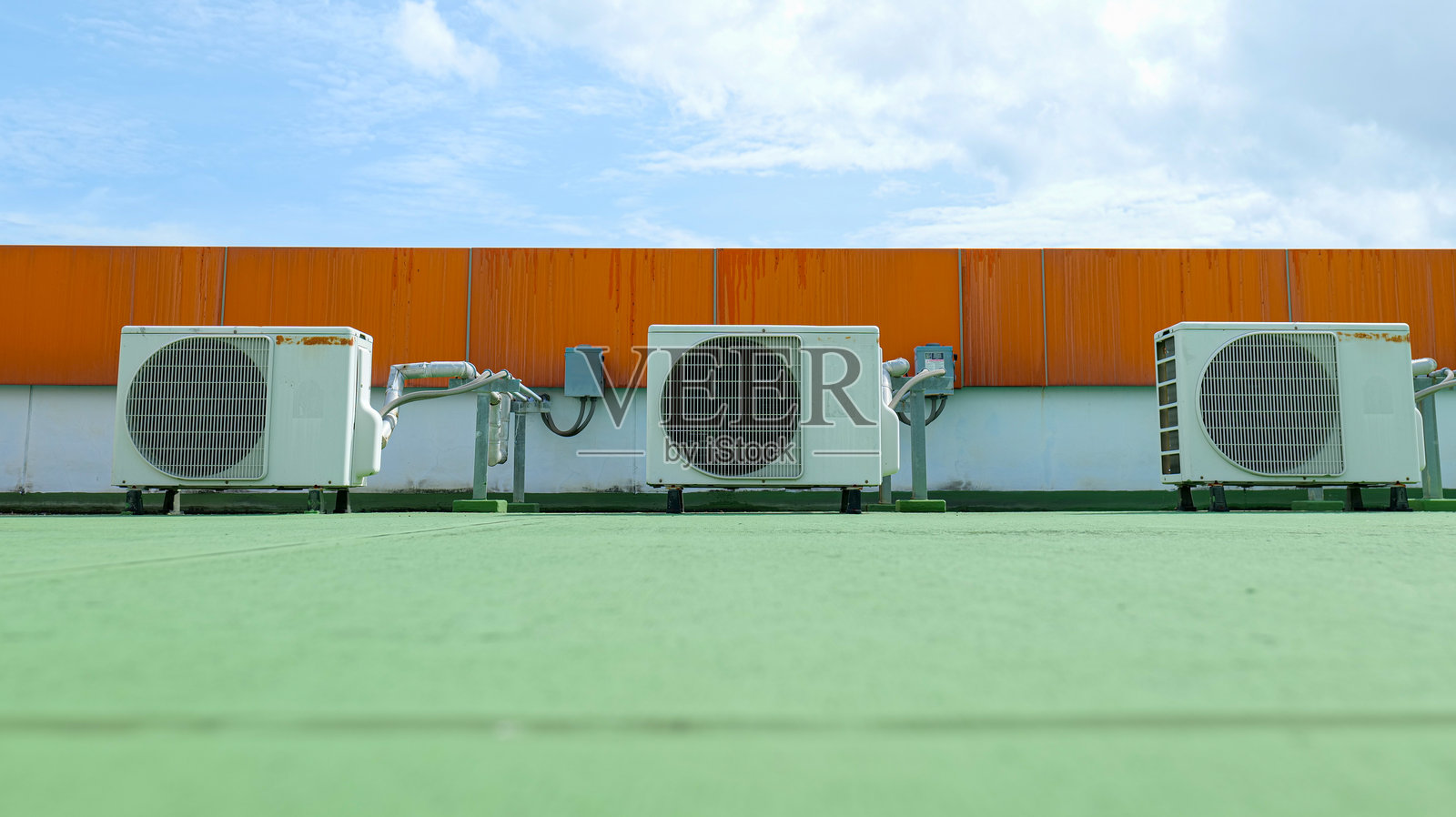 安装在建筑物屋顶上的窗式空调室外冷凝器机组，照片摄影图片