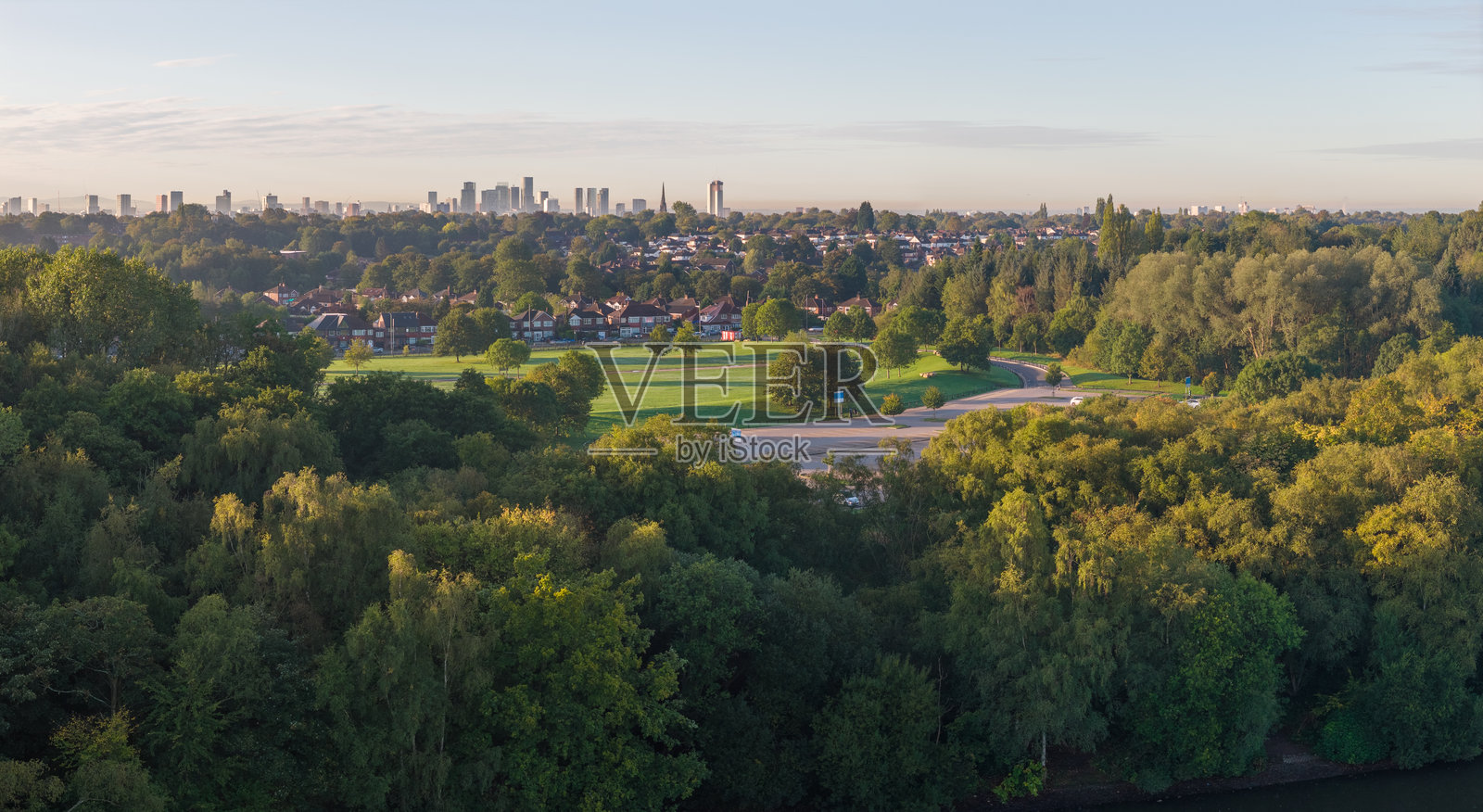 曼彻斯特天际线从希顿公园的鸟瞰全景照片摄影图片